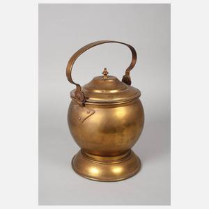 Zwei Kannen und ein Fußwärmer