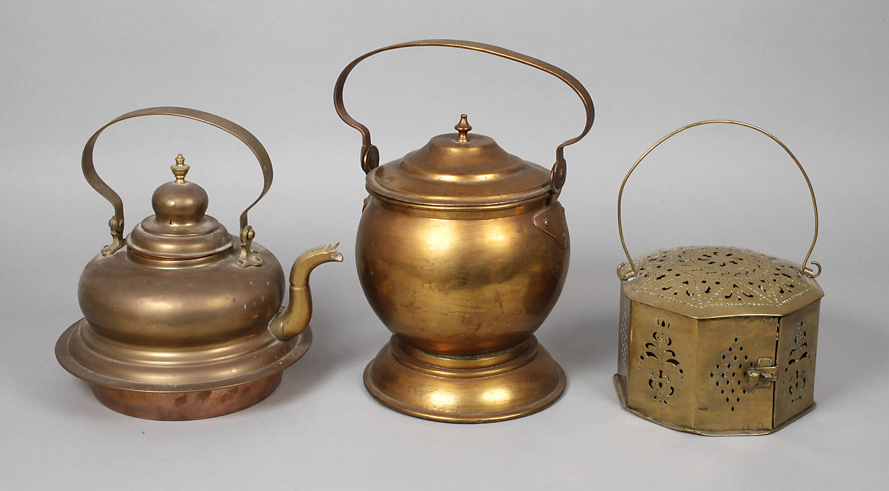 Zwei Kannen und ein Fußwärmer