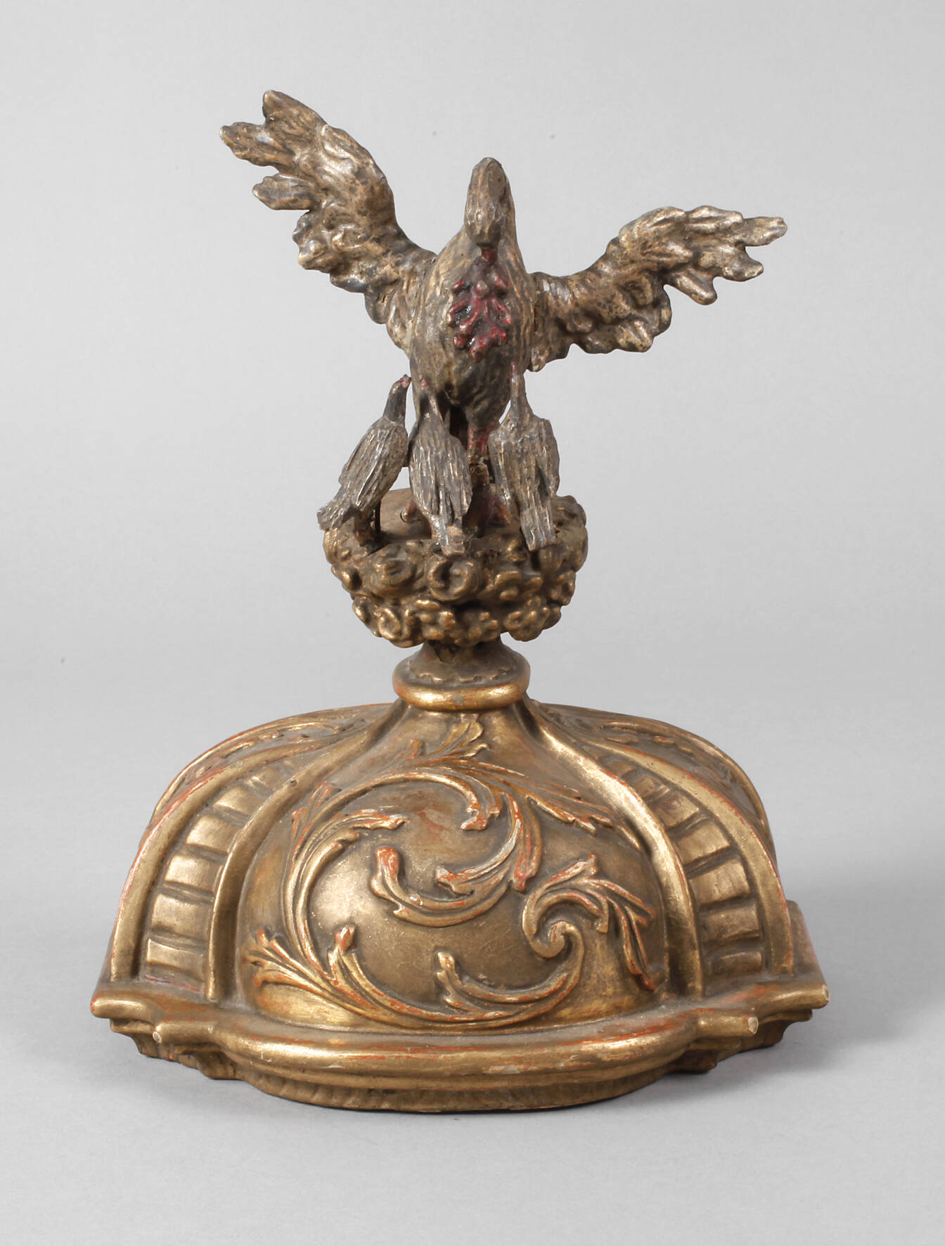 Bekrönung eines Hausaltars