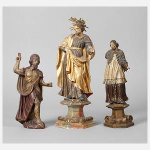 Drei geschnitzte Heiligenfiguren