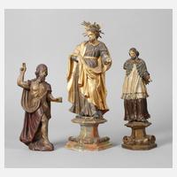 Drei geschnitzte Heiligenfiguren111