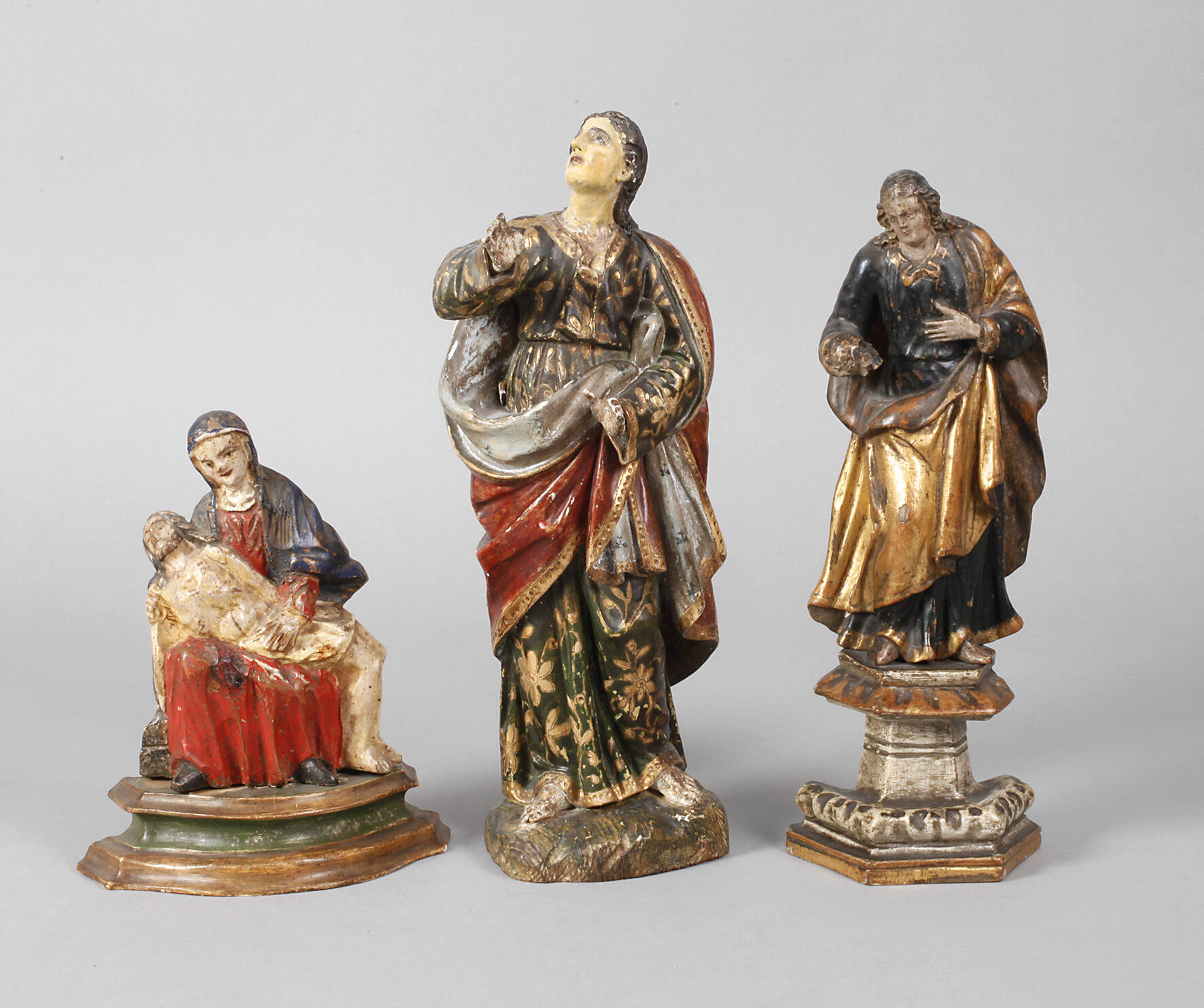Drei geschnitzte Heiligenfiguren