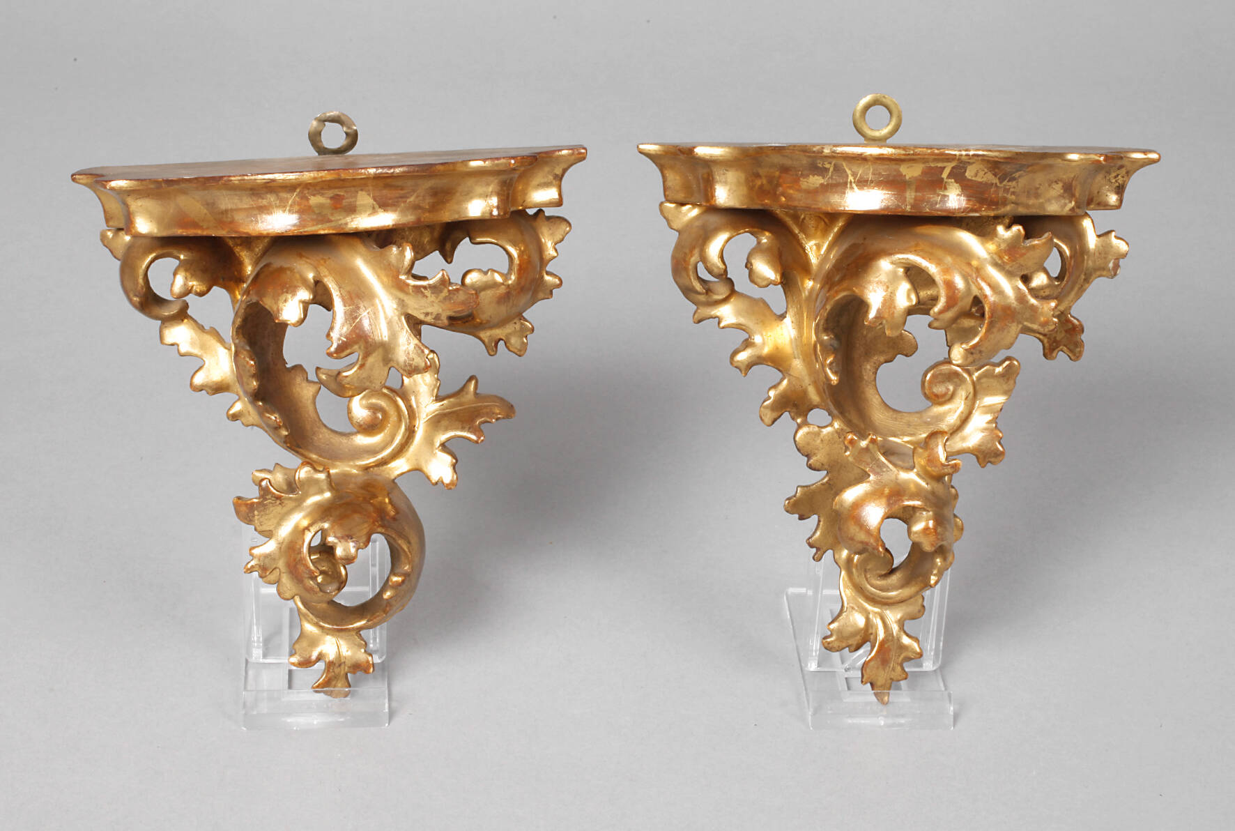 Paar geschnitzte Konsolen