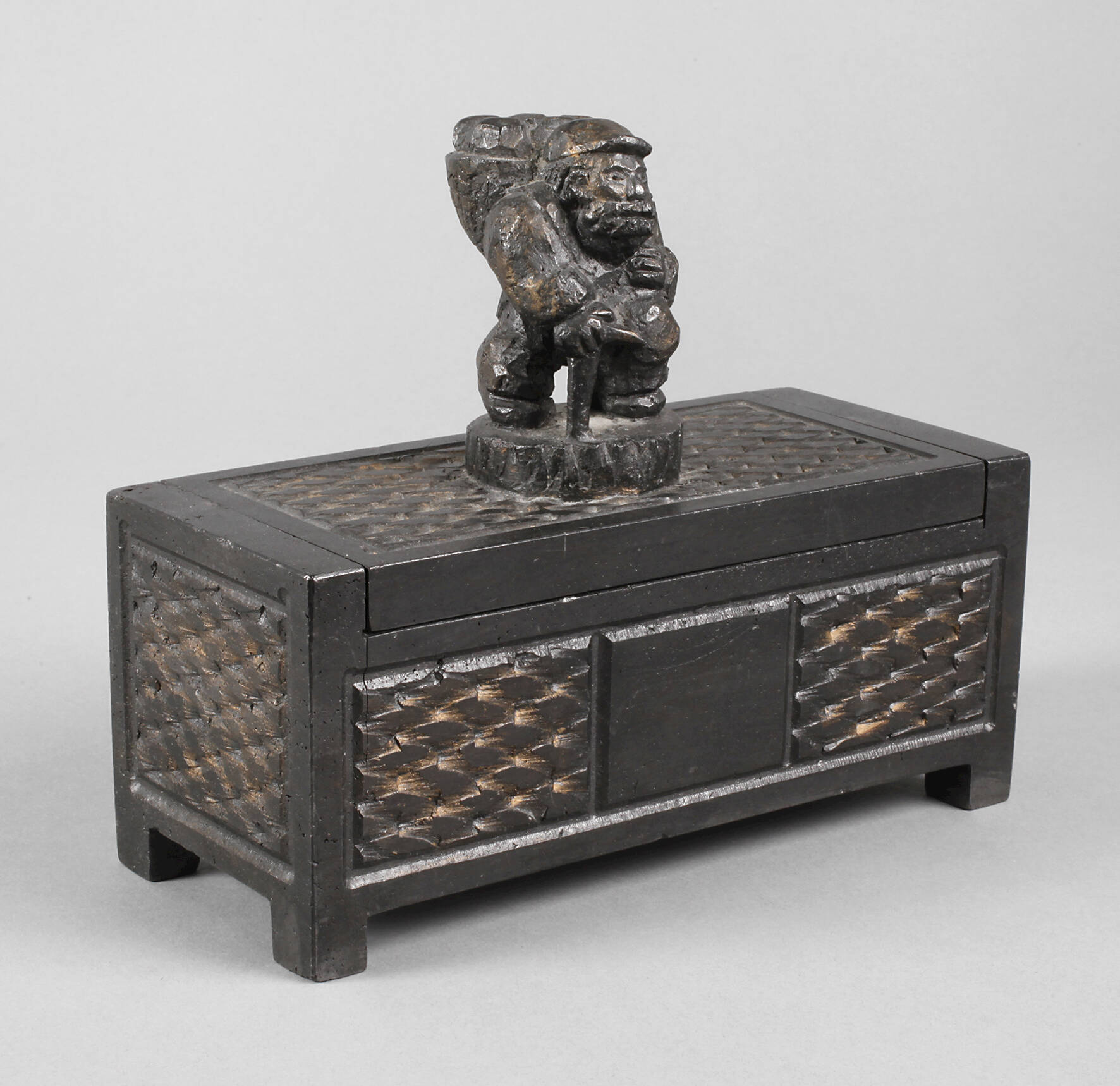 Figürliche Deckeldose Speckstein