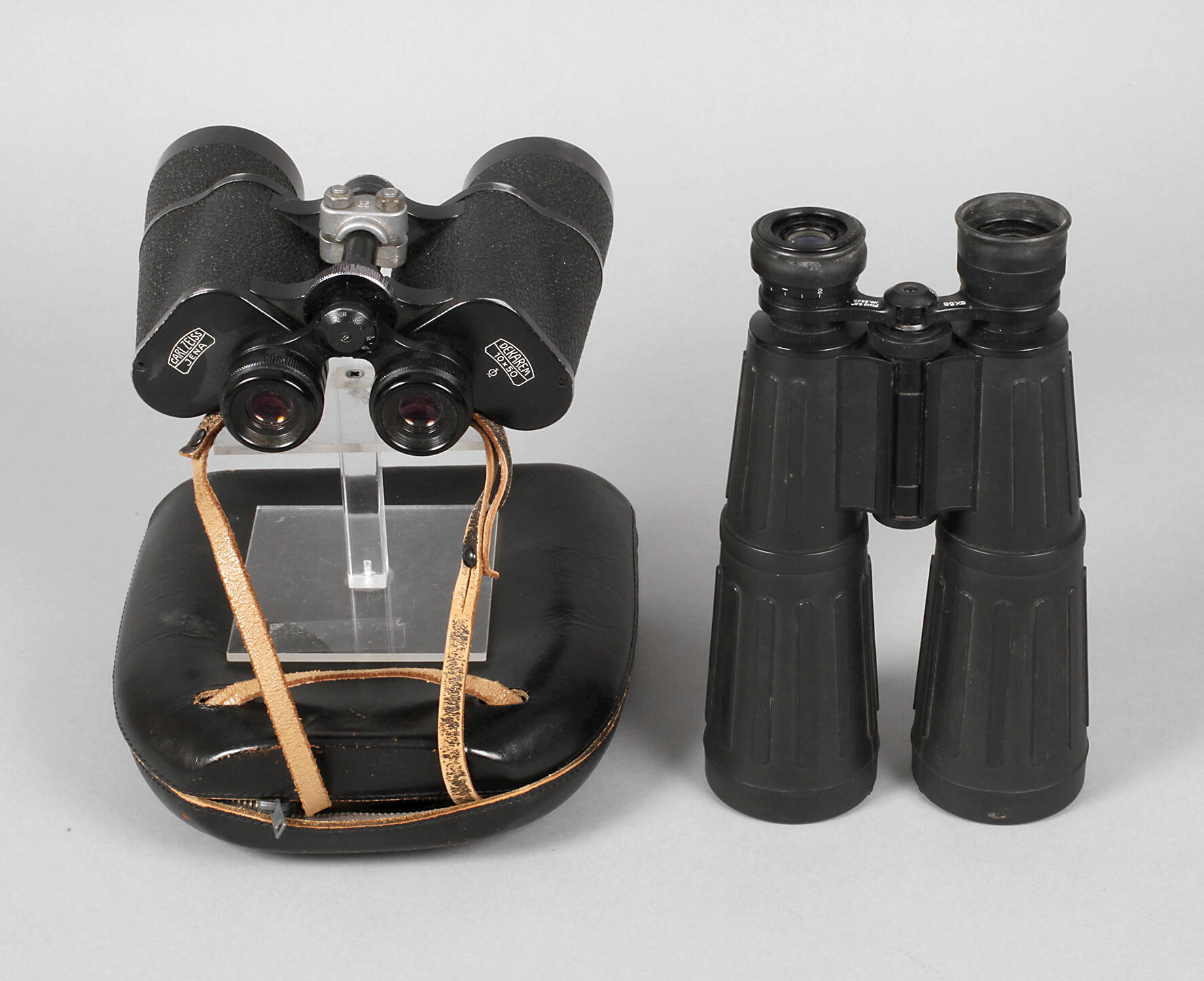 Zwei Ferngläser