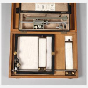 Zwei geodätische Messinstrumente