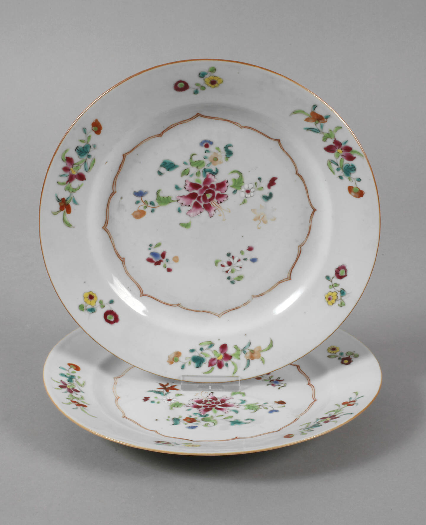 Paar Teller Floraldekor