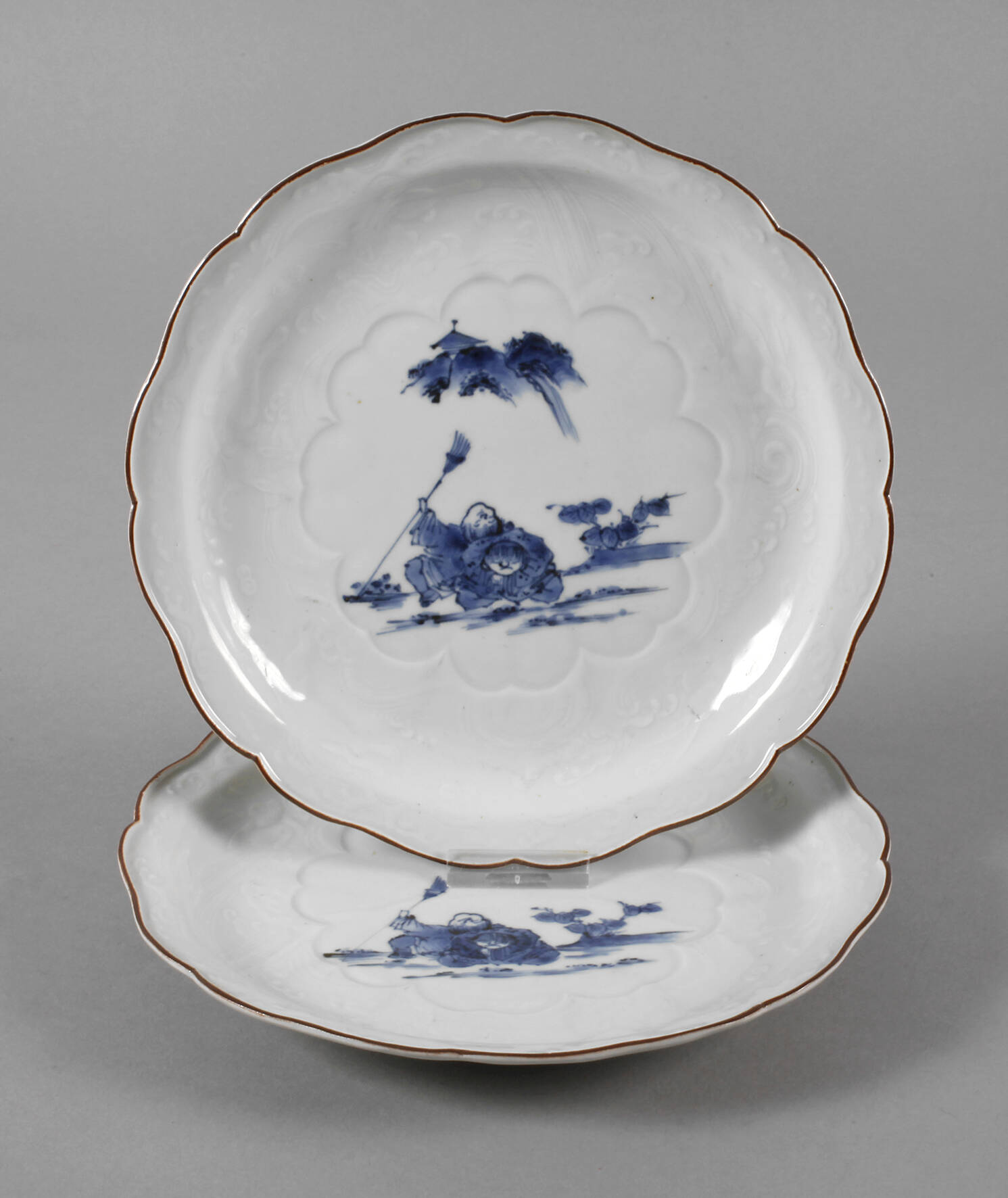 Paar reliefierte Teller