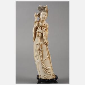 Große Elfenbeinschnitzerei