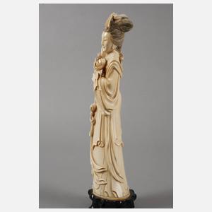 Große Elfenbeinschnitzerei