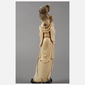 Große Elfenbeinschnitzerei