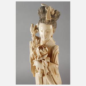 Große Elfenbeinschnitzerei