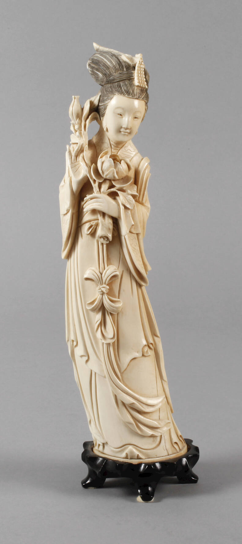 Große Elfenbeinschnitzerei