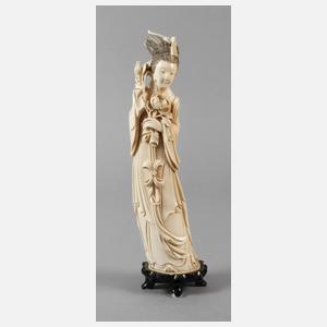 Große Elfenbeinschnitzerei