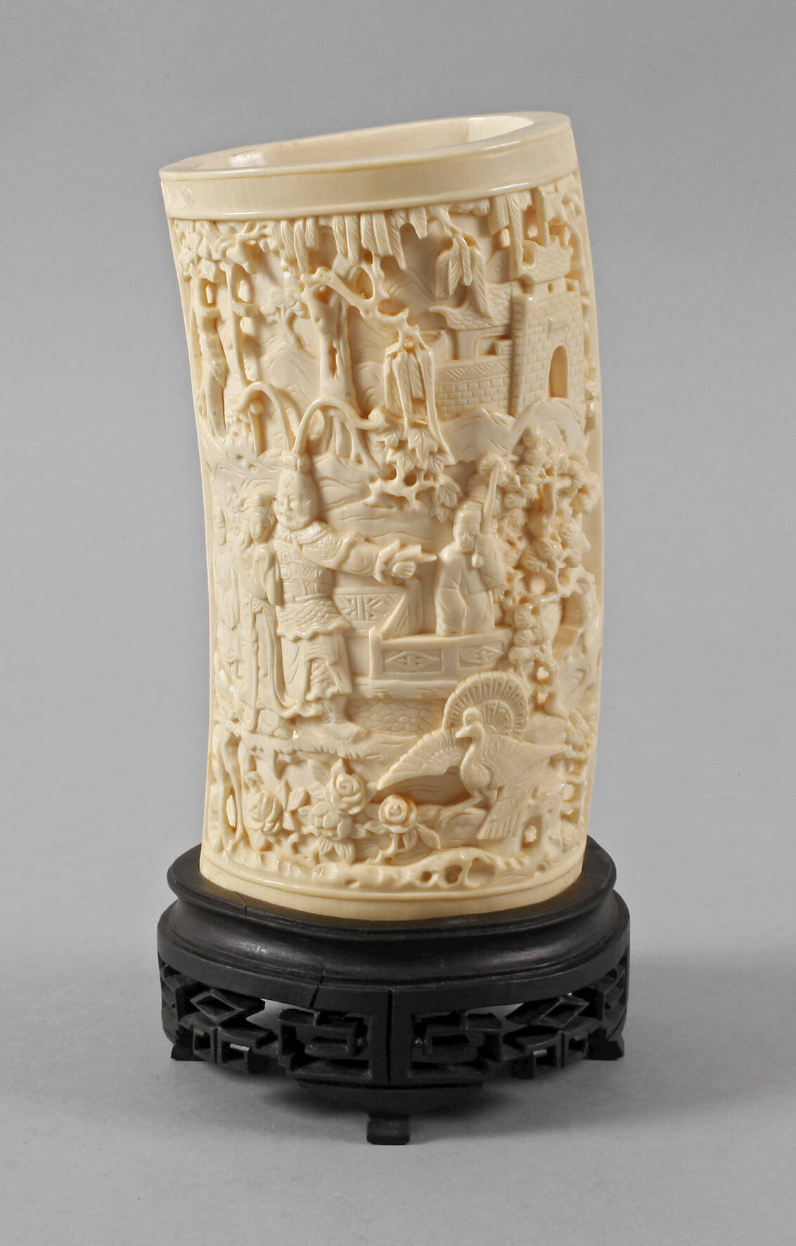 Große Elfenbeinschnitzerei