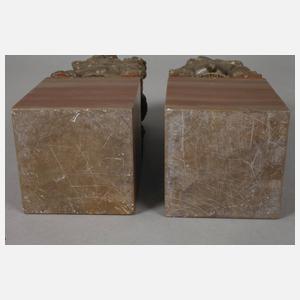 Paar geschnitzte Beisteller