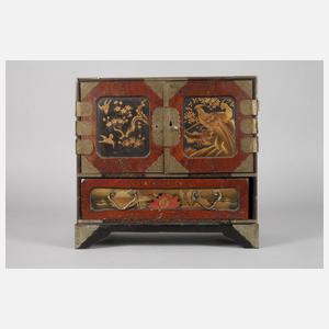 Kleines Lackschränkchen