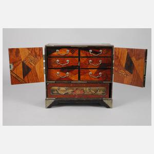 Kleines Lackschränkchen