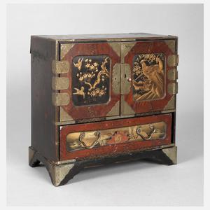 Kleines Lackschränkchen