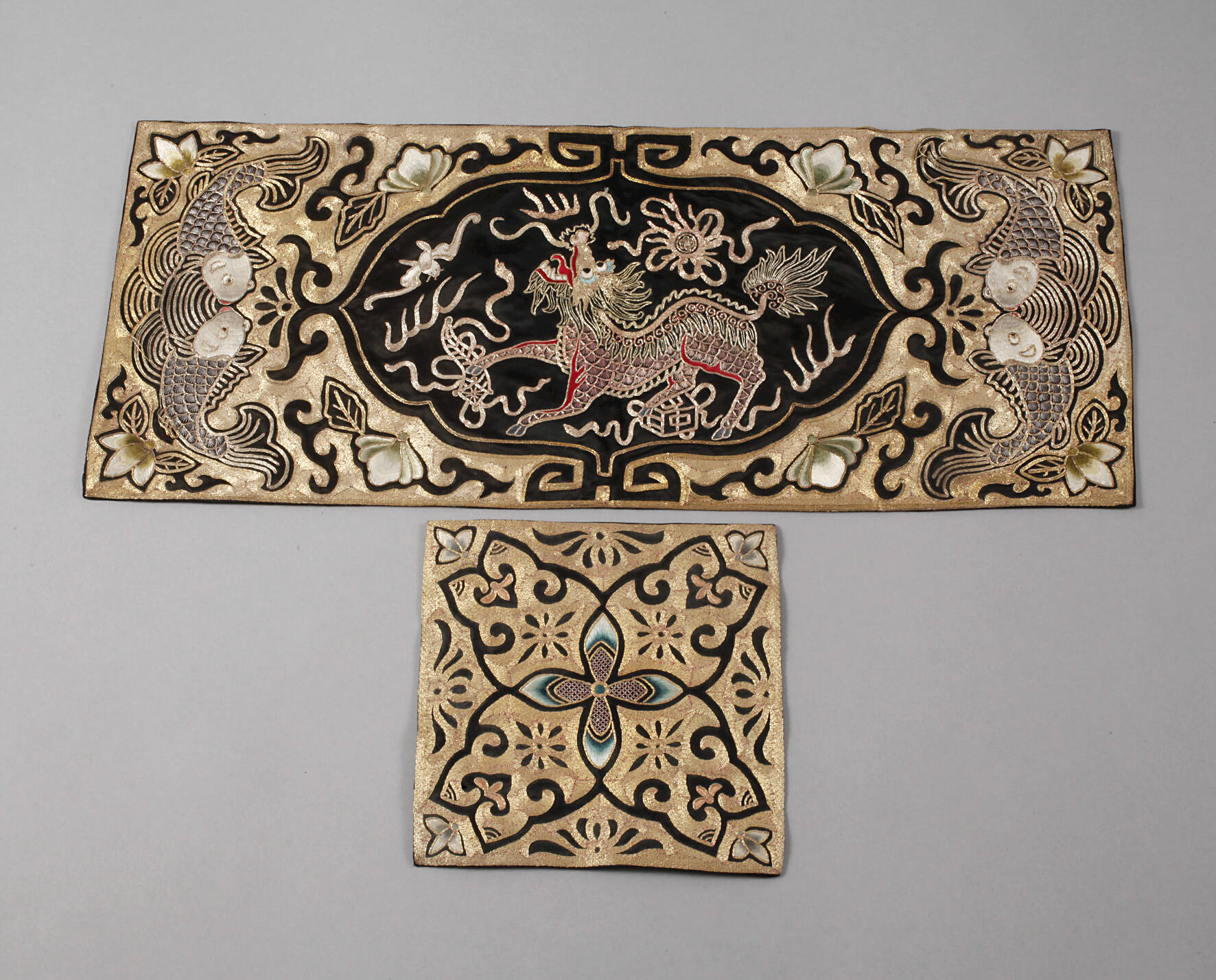 Zwei Seidenstickereien China