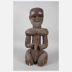 Große kniende Männerfigur