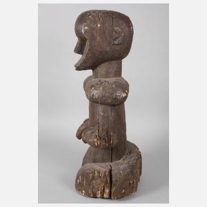 Große kniende Männerfigur