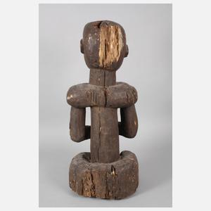 Große kniende Männerfigur