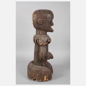 Große kniende Männerfigur