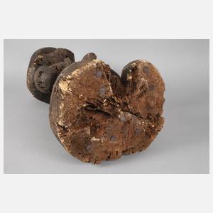 Große kniende Männerfigur