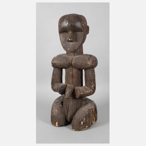 Große kniende Männerfigur