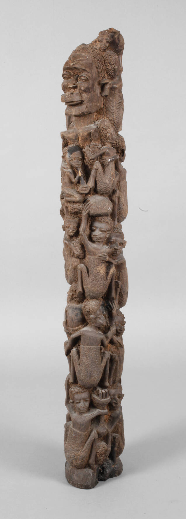 Hohe Schnitzarbeit der Makonte