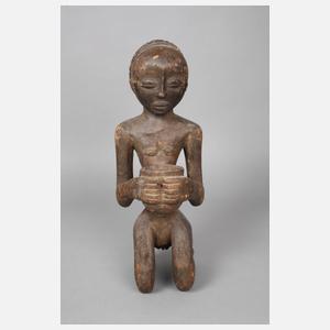 Kniendes Mädchen mit einer Schale in den Händen