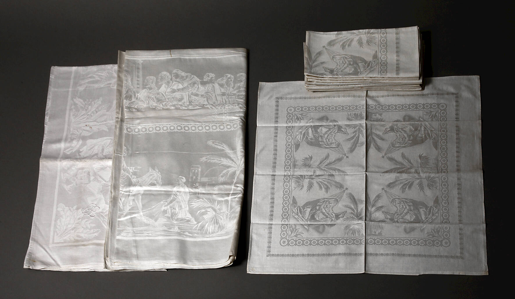 Tafelgarnitur mit Abendmahlszene