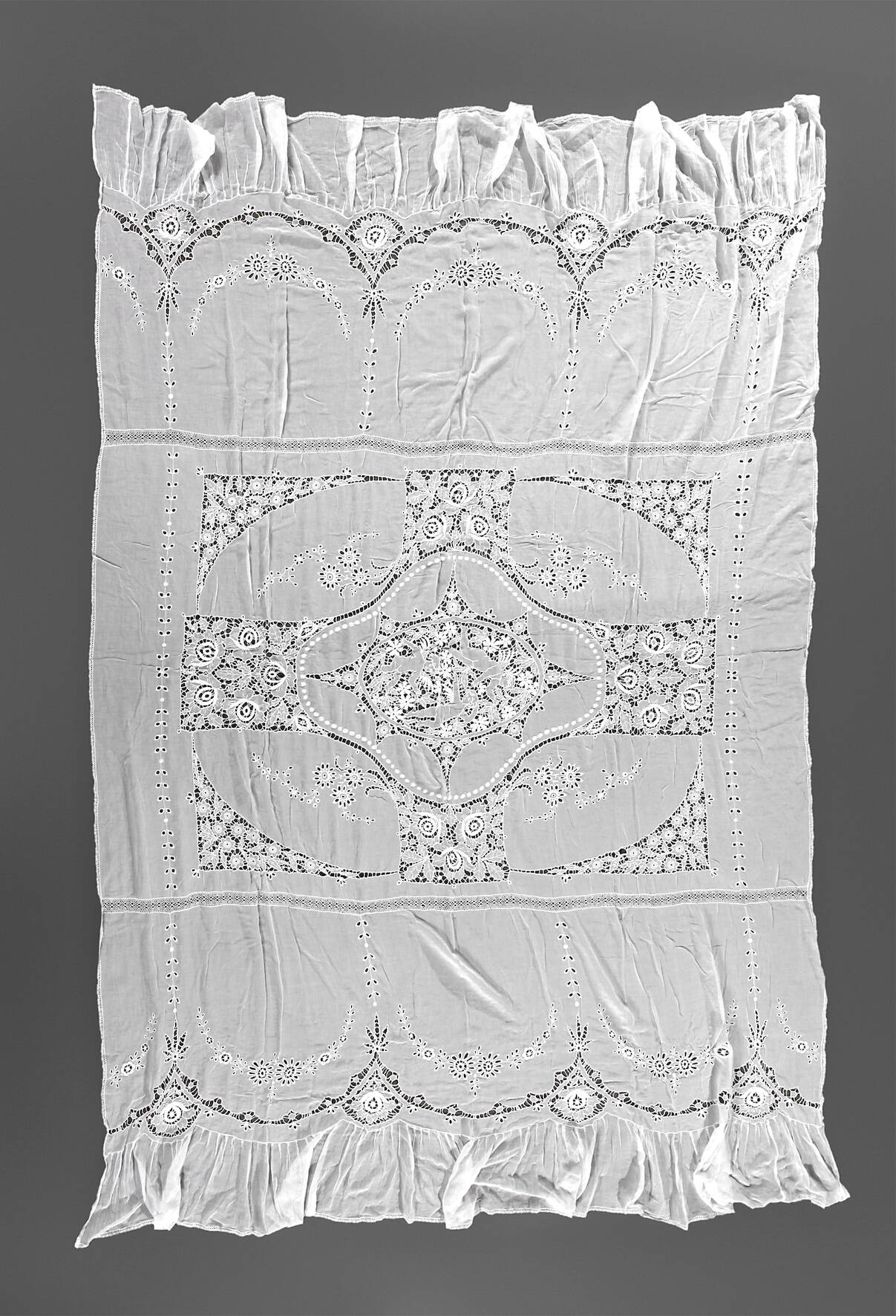 Große Handarbeitsdecke Weißstickerei