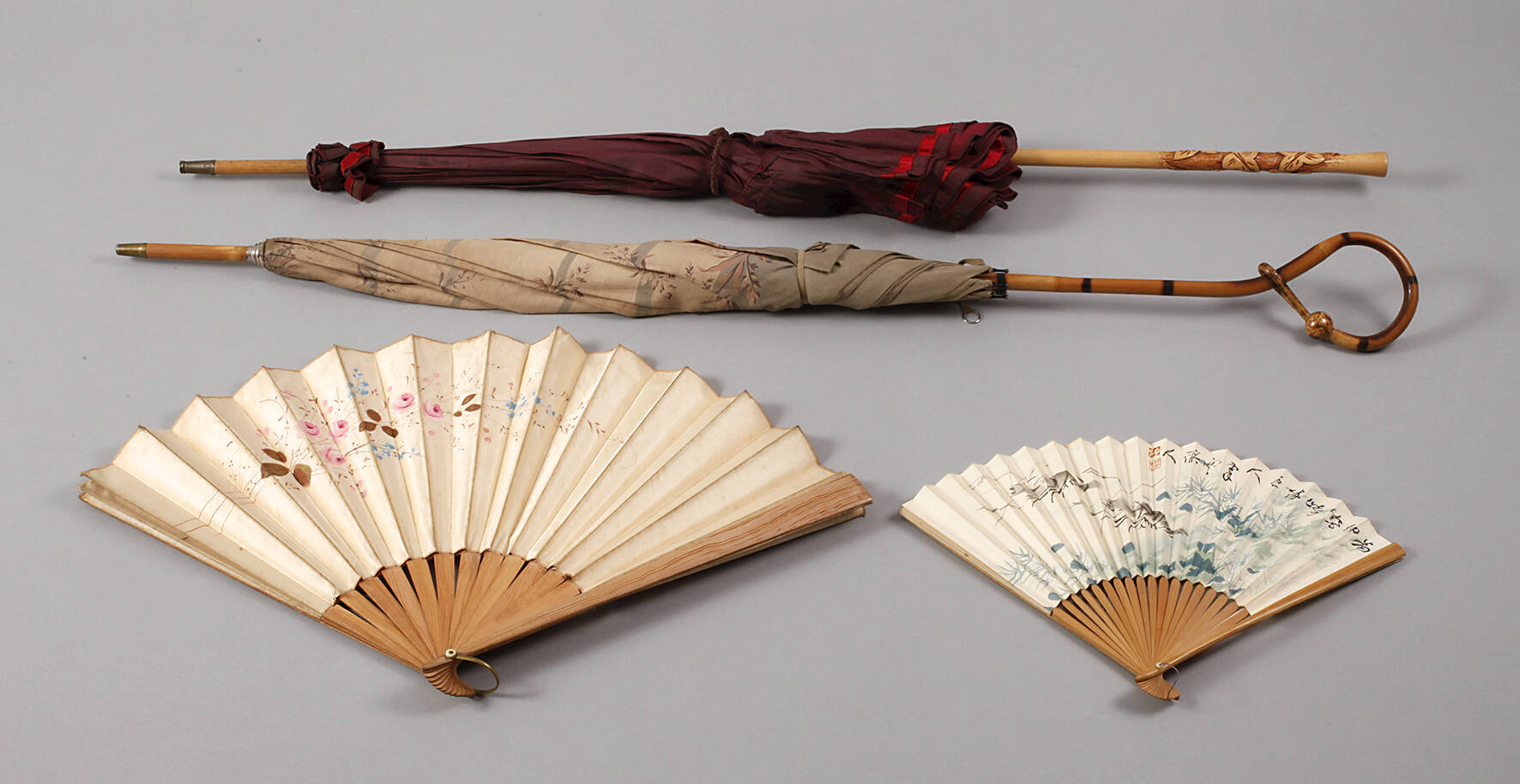 Zwei Sonnenschirme und zwei Fächer