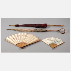 Zwei Sonnenschirme und zwei Fächer