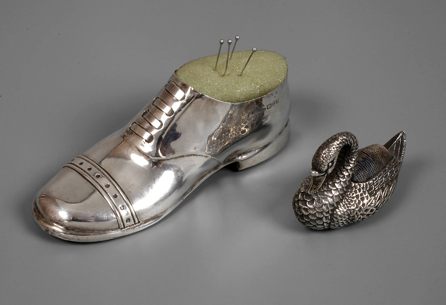 Zwei Nadelkissen Silber