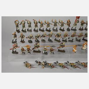 Konvolut Massesoldaten im Gefecht