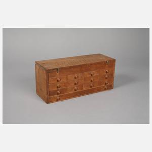 Zwei Kästen für Ersatzteile