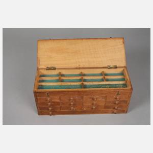 Zwei Kästen für Ersatzteile