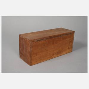 Zwei Kästen für Ersatzteile