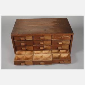 Zwei Kästen für Ersatzteile