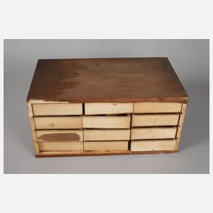 Zwei Kästen für Ersatzteile