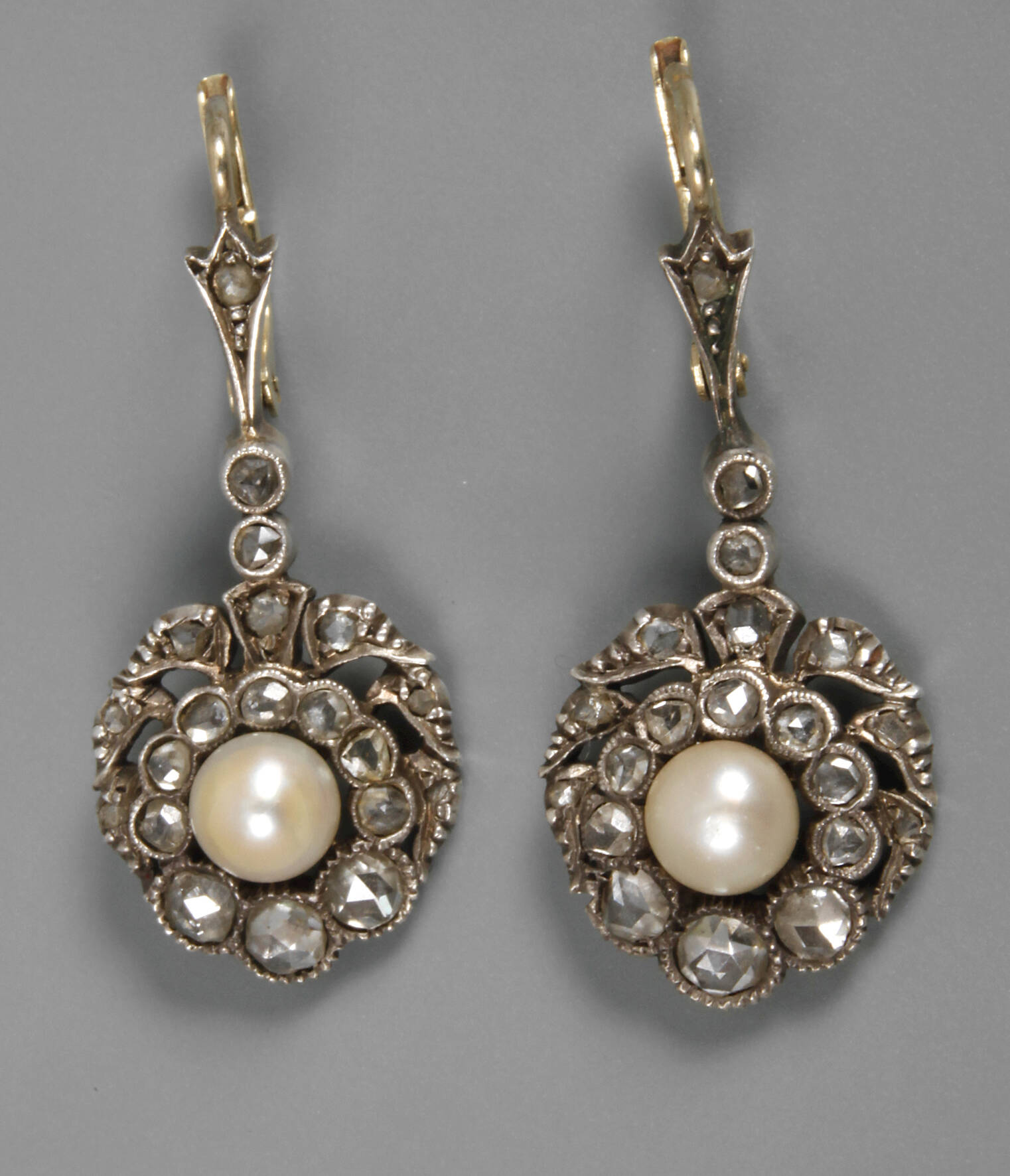 Ohrhänger mit Diamanten und Perlen