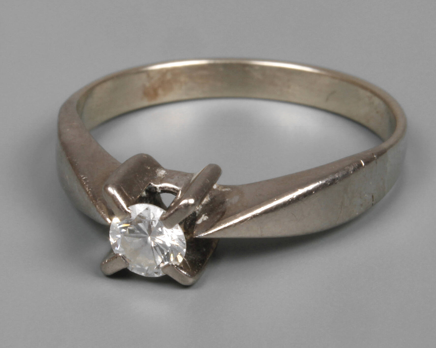 Damenring mit Brillant