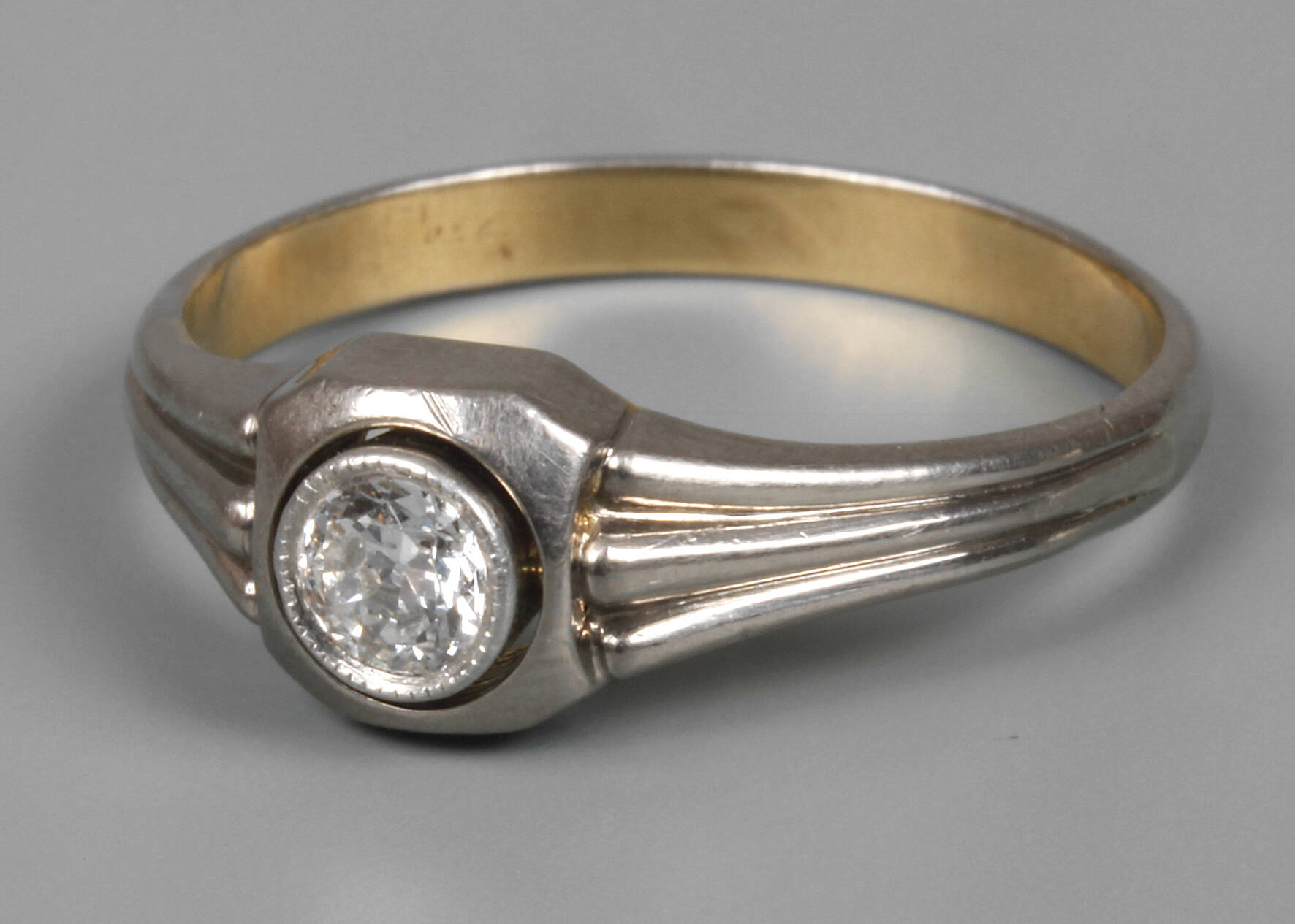 Ring mit Diamantbesatz