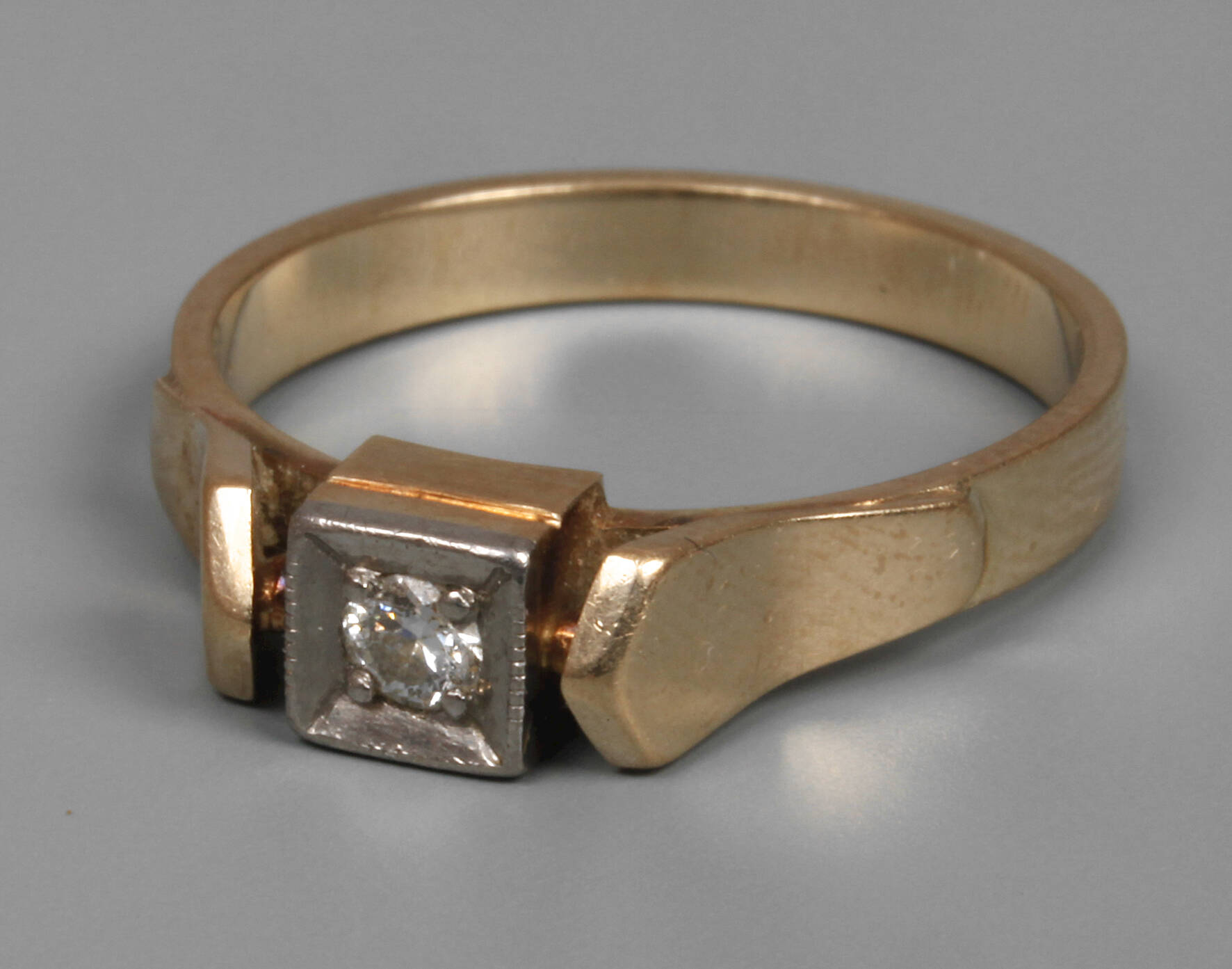 Damenring mit Brillant