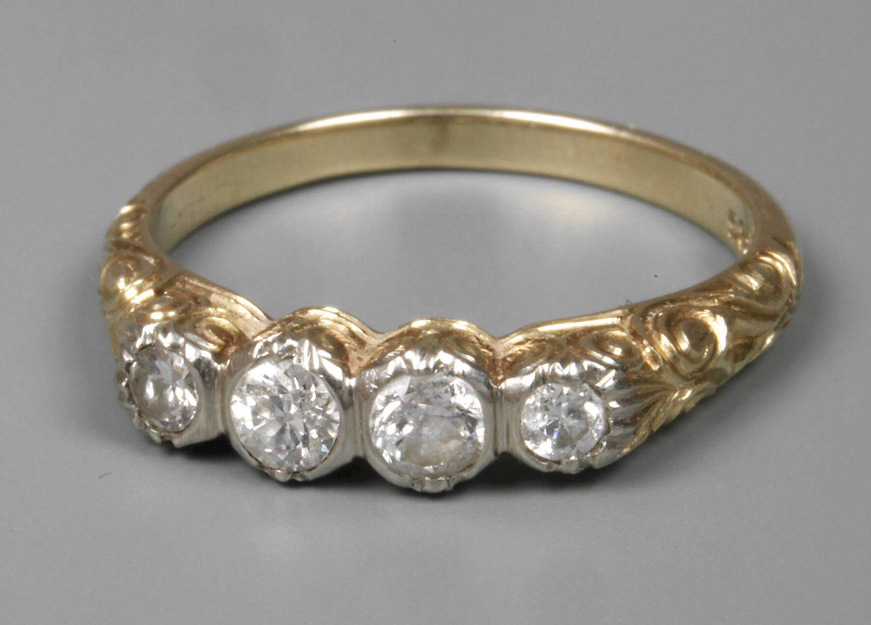 Damenring mit Diamanten