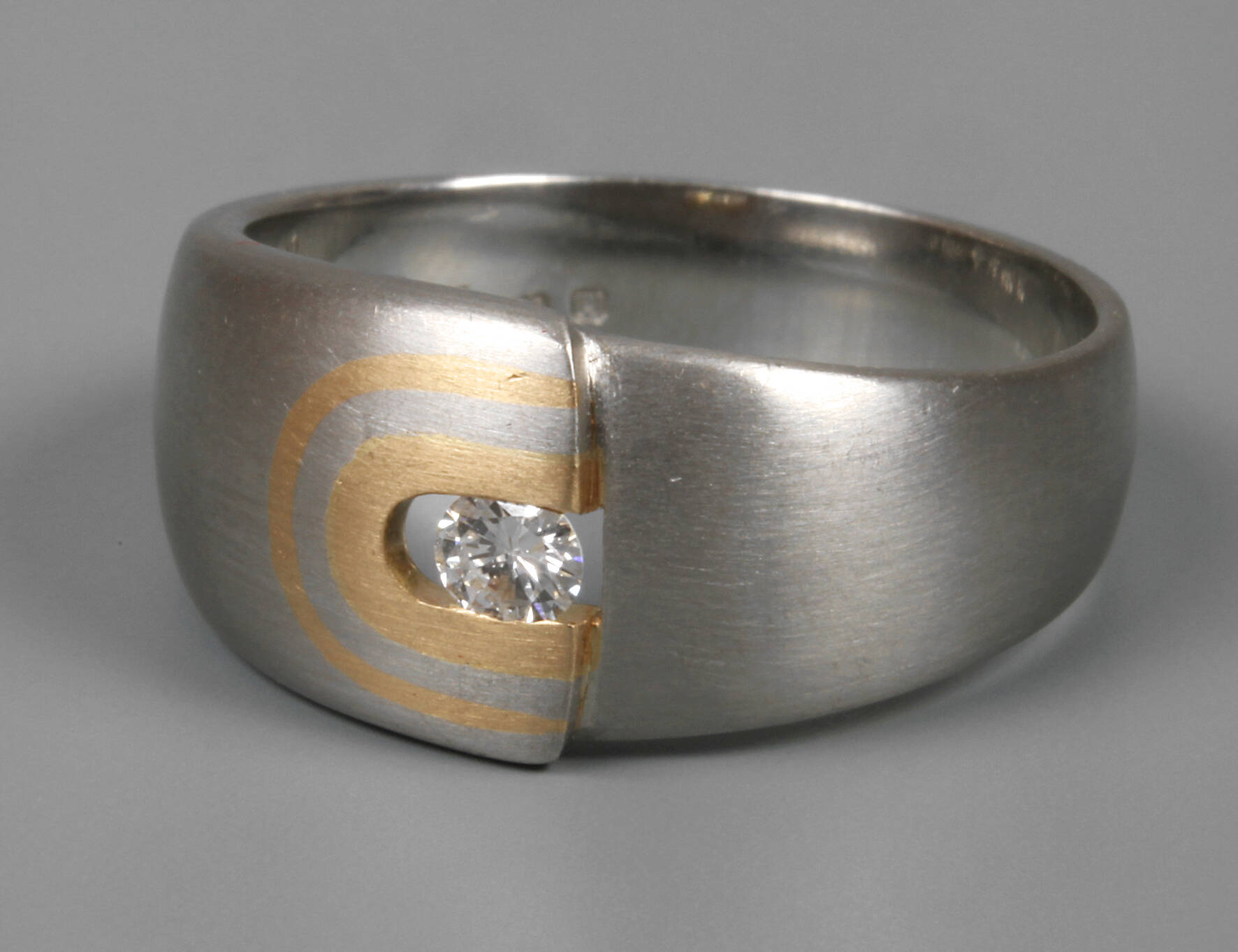 Platinring mit Brillant