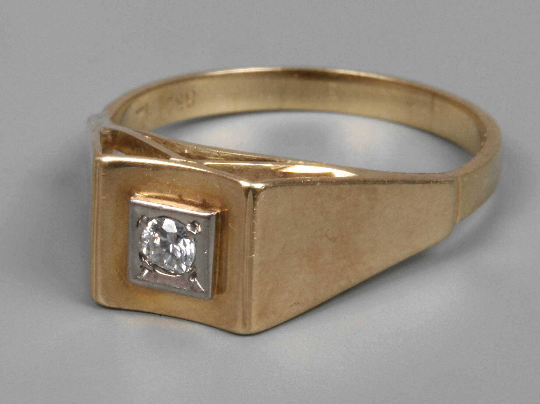 Herrenring mit Brillant